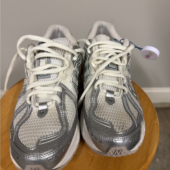 New Balance 1906 Men’s Size 10.5 Silver, White and Green Sneakers - Picture 3 of 4